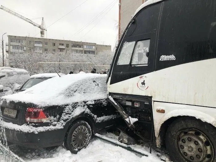 Междугородний автобус врезался в группу машин в Саратове, госпитализированы семь человек