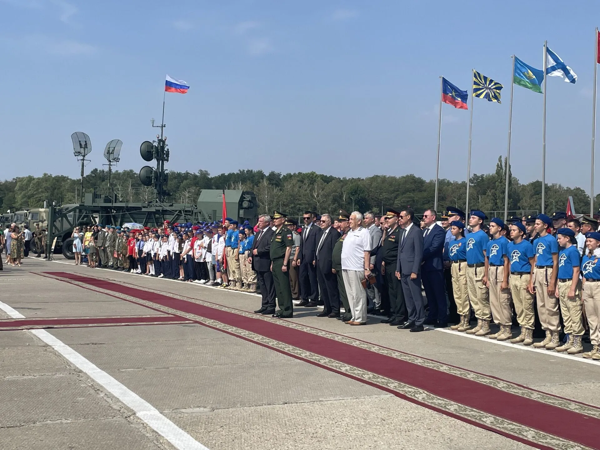 Более 140 образцов техники и оружия представили гостям открытия военного форума "Армия-2022" в Ростовской области