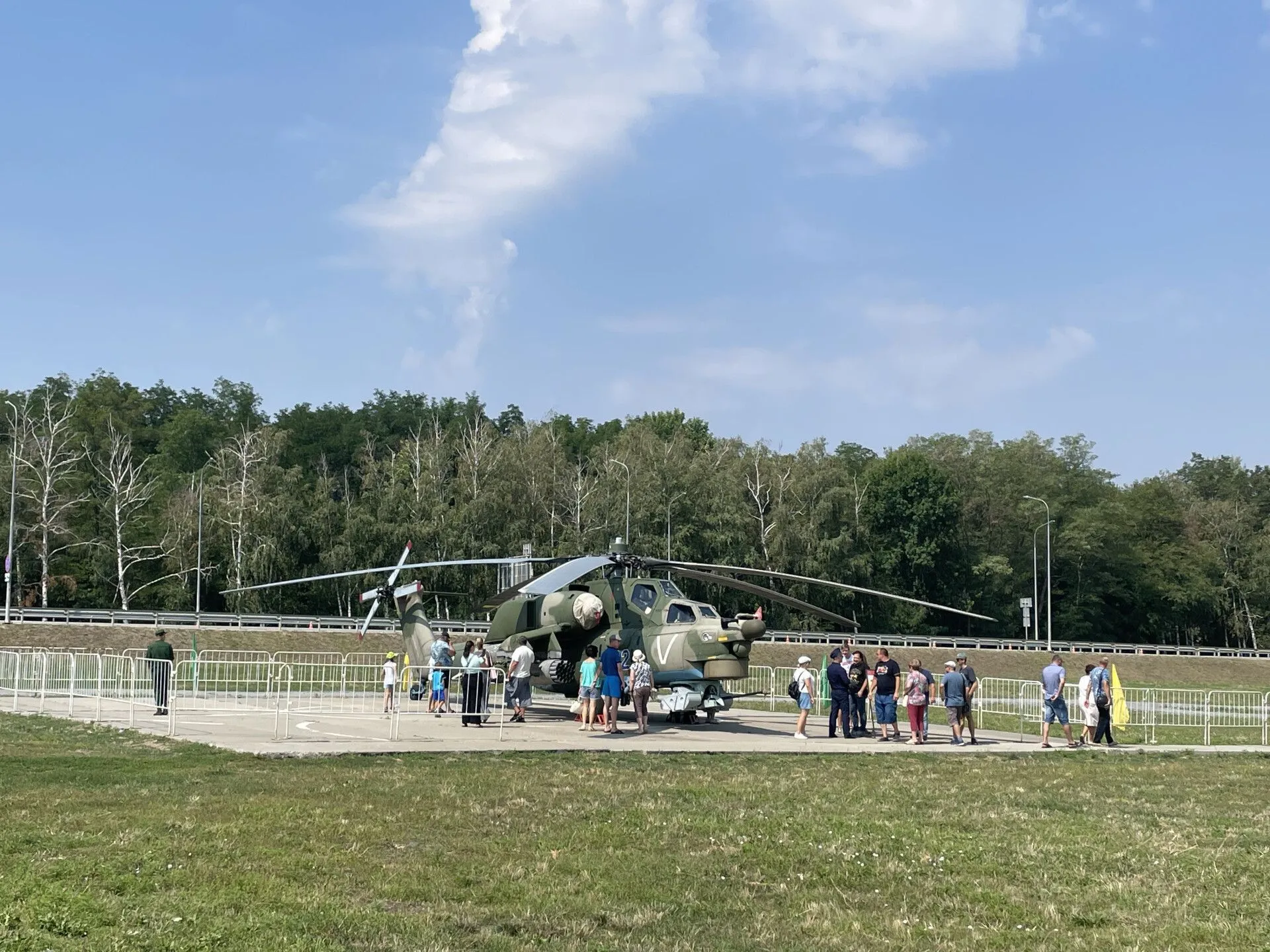 Более 140 образцов техники и оружия представили гостям открытия военного форума "Армия-2022" в Ростовской области