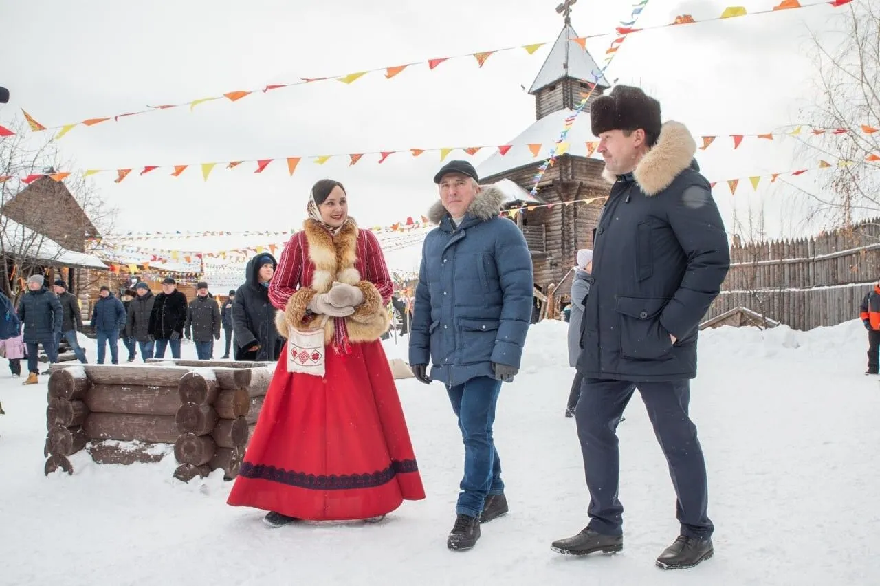 Трехметровые блины из 3 тыс. яиц и 700 литров молока испекли на Масленицу в Ялуторовске