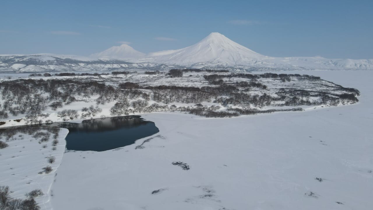 Заповедное Курильское озеро на Камчатке замерзло впервые за четыре года