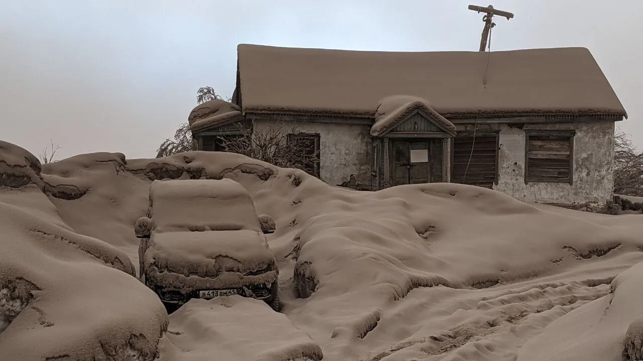 Сильнейший за 60 лет пеплопад прошел в поселке Ключи на Камчатке 