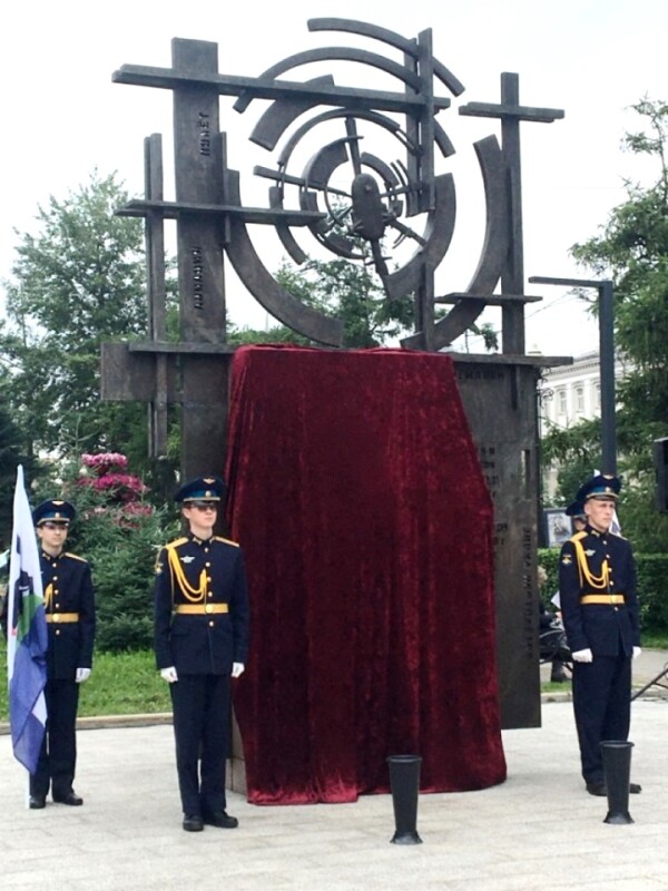 Памятник авиаконструкторам Камову и Милю открыли в Иркутске