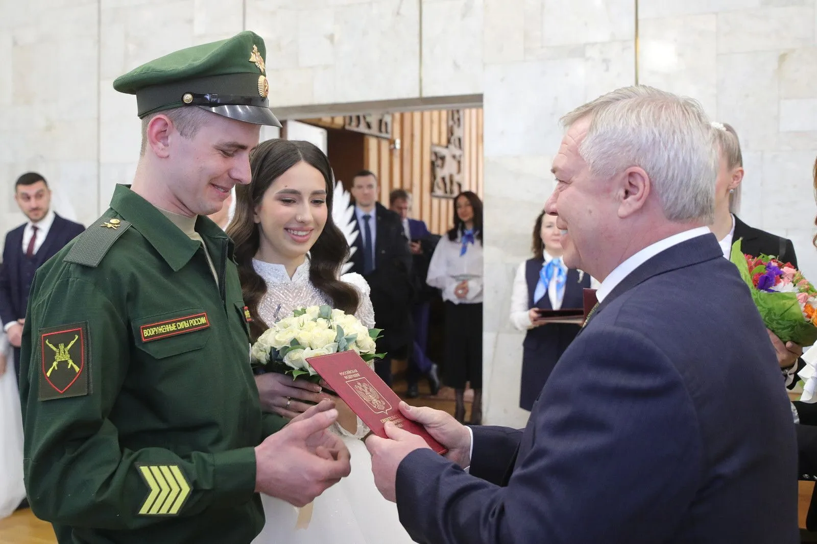 Награждение орденом "Родительская слава". Фотографии пресс-службы губернатора Ростовской области