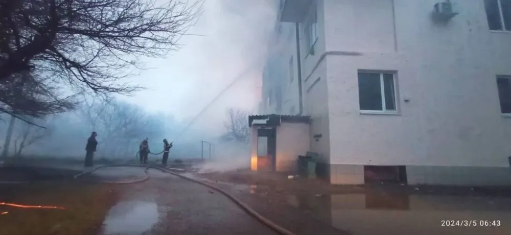 Пожарные тушат многоквартирный дом в Ростовской области. © Фото: пресс-служба ГУ МЧС России по Ростовской области