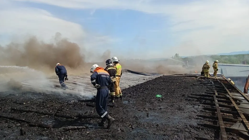 Пожар на площади 1 тыс. кв. метров потушили на складе с пиломатериалами в Апшеронске Краснодарского края. © Фото: пресс-службы ГУ МЧС России по Краснодарскому краю