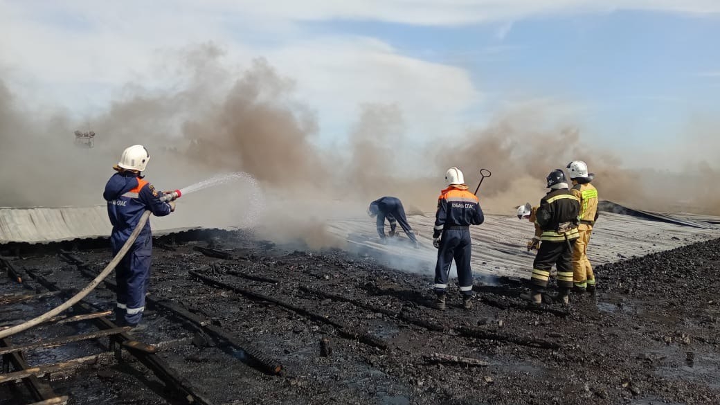 Пожар на площади 1 тыс. кв. метров потушили на складе с пиломатериалами в Апшеронске Краснодарского края. © Фото: пресс-службы ГУ МЧС России по Краснодарскому краю