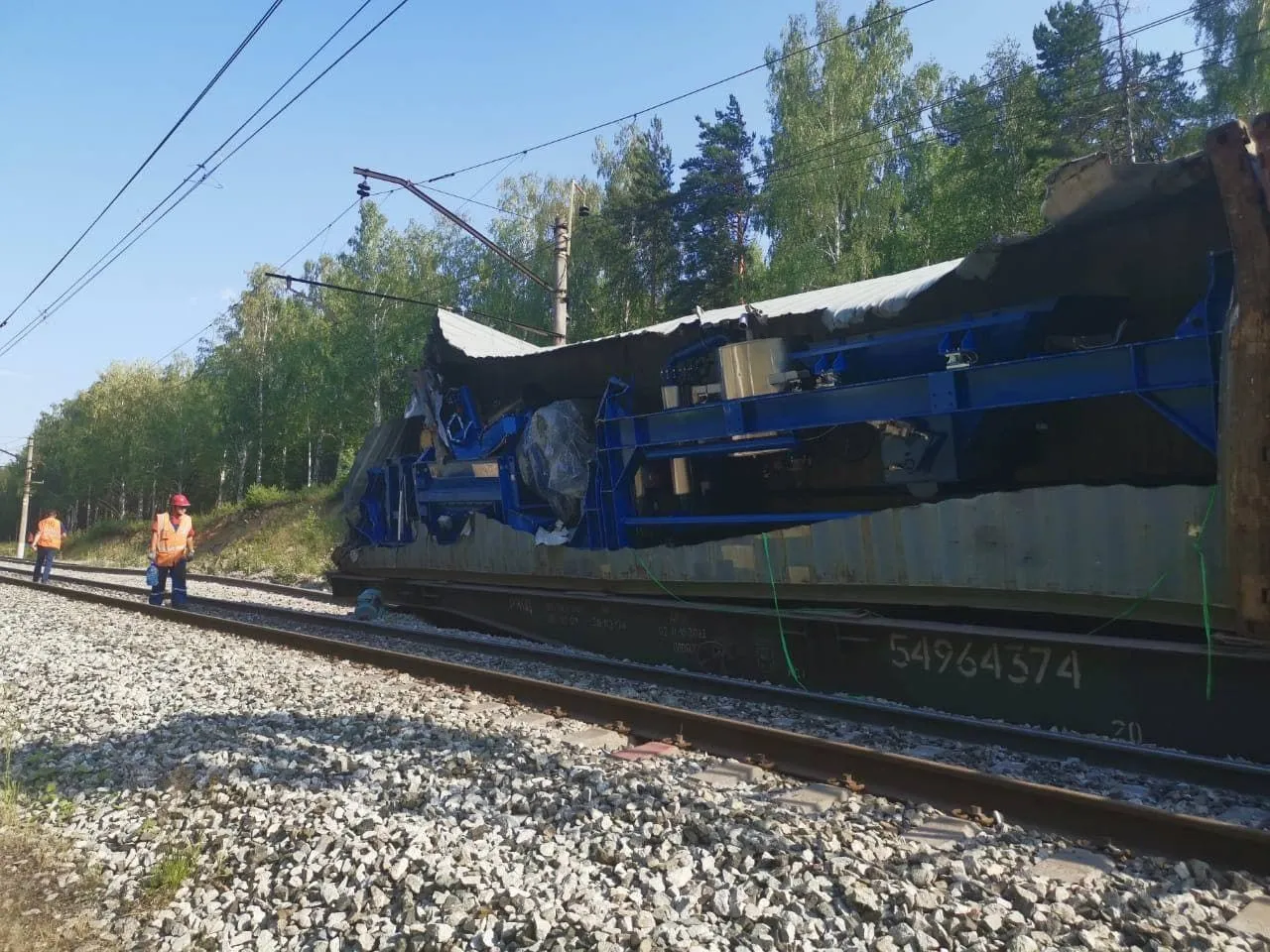 Вагоны грузового поезда сошли с рельсов в Свердловской области