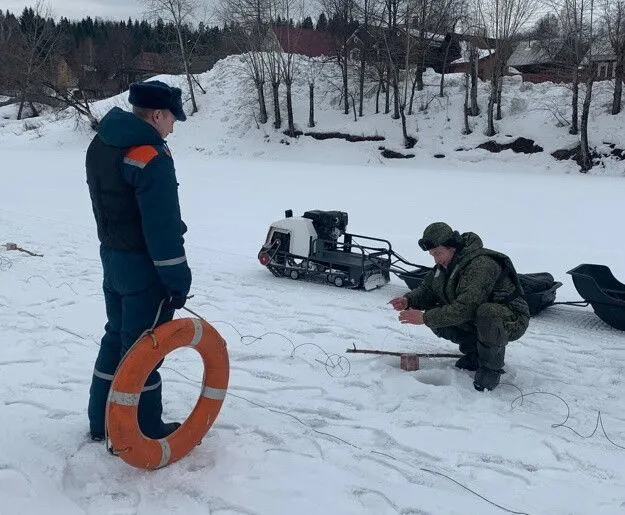 Военнослужащие проведут подрывы льда. © Фото: пресс-служба ГУ МЧС по Челябинской области.