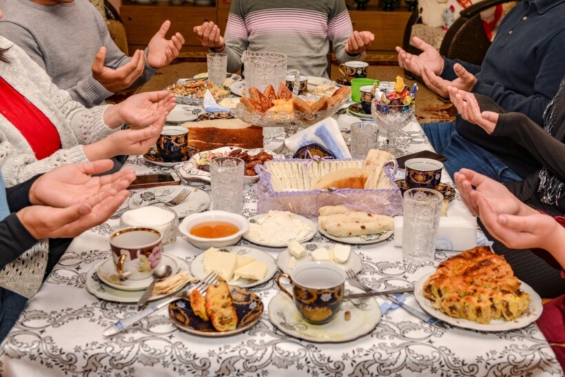 Во время Рамадана верующие не едят и не пьют до заката. Фото