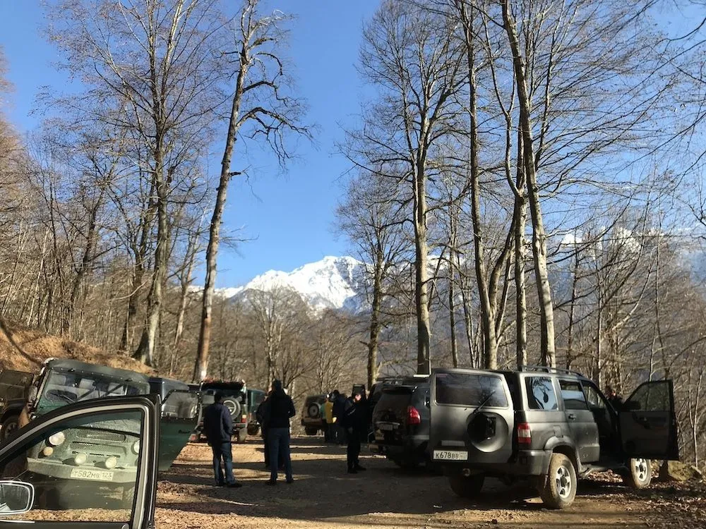 К большинству водопадов от дороги приходится идти пешком по довольно крутым и каменистым тропам. Фото