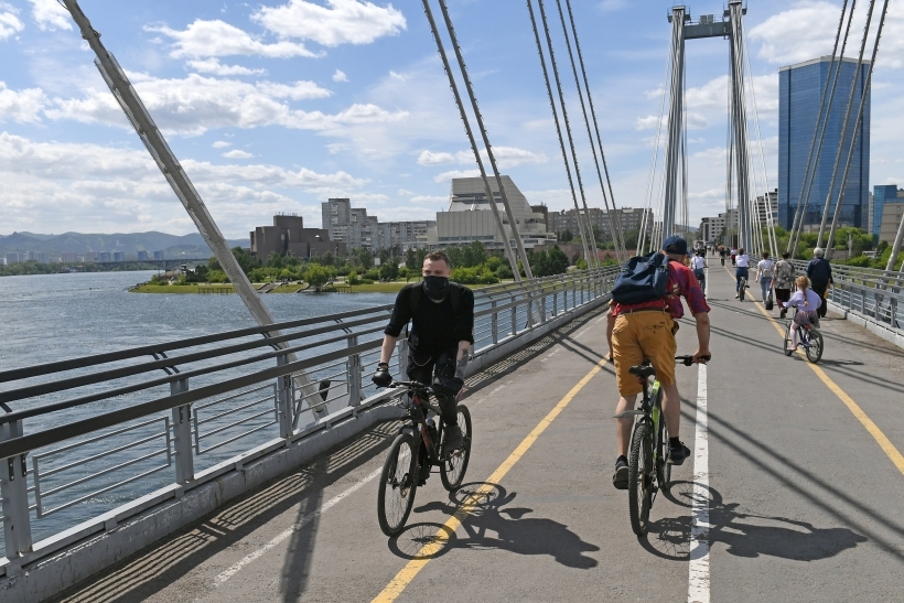 Вантовый мост — единственный пешеходный мост города через реку Енисей. Фото