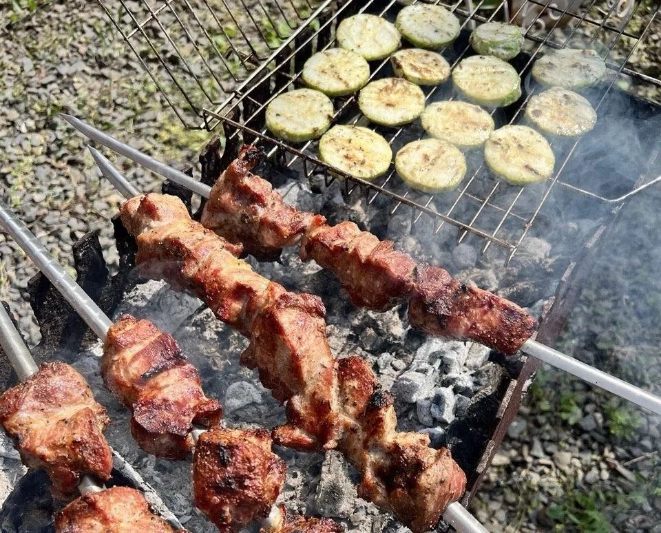 Хороший шашлык не должен быть пережарен. Фото