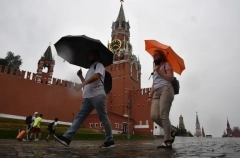 Гроза с усилением ветра до 15 м/с ожидается в Москве в четверг