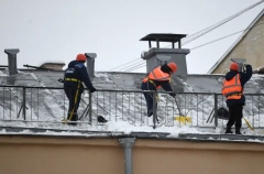 Москвичей призвали к осторожности из-за работ по очистке крыш от снега