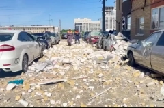 Более 50 автомобилей повреждены из-за взрыва бытового газа в доме в Ставрополе