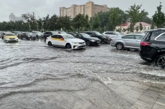 Вестибюль метро "Рижская" и участок Дмитровского шоссе подтопило в Москве