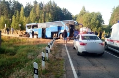 Один человек погиб, 16 пострадали в ДТП с автобусом и поездом в Ленобласти