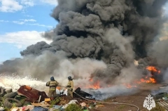 Пожар на площадке с автомобильными покрышками тушат в Башкирии