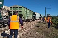 Два поезда столкнулись в Чечне: с рельсов сошли локомотив и 6 вагонов