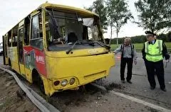 Междугородный автобус с 30 пассажирами съехал на Сахалине в кювет и перевернулся