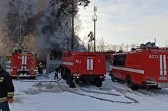 Пожар площадью 1 тыс. "квадратов" тушат на промплощадке в Екатеринбурге