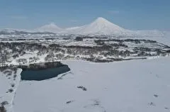 Заповедное Курильское озеро на Камчатке замерзло впервые за четыре года