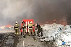 Пожар, охвативший склады в Екатеринбурге, локализован на площади 4 тыс. кв. м - МЧС