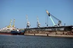 Морпорты Астраханской области в 2024г могут увеличить перевалку грузов на 12% - губернатор