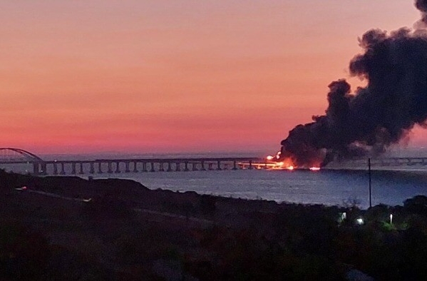 На Крымском мосту взорвался автомобиль