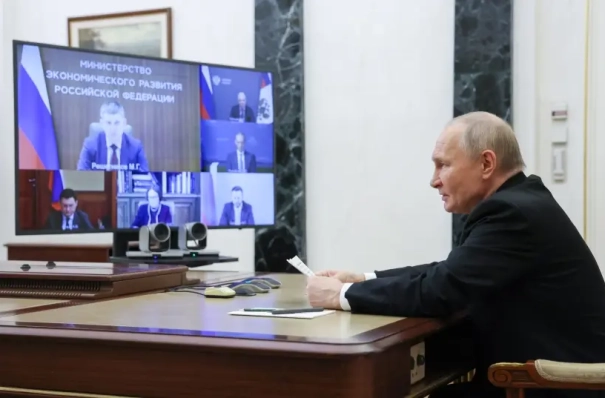 Путин и члены Совбеза РФ обсудили вопросы, связанные с обеспечением внутренней стабильности в стране
