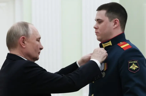 Путин вручает Героям России медали "Золотая звезда"