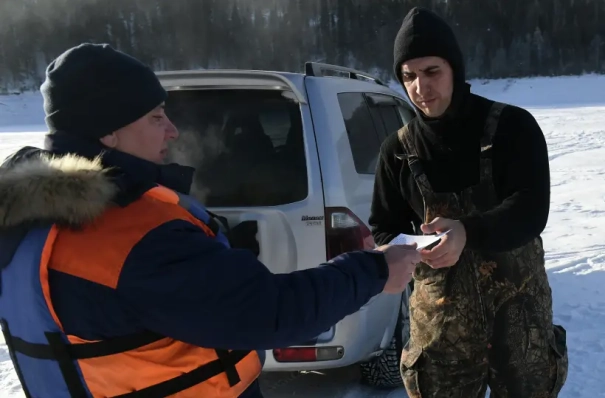 Спасатели сняли всех рыбаков с дрейфующей в море льдины на юге Сахалина