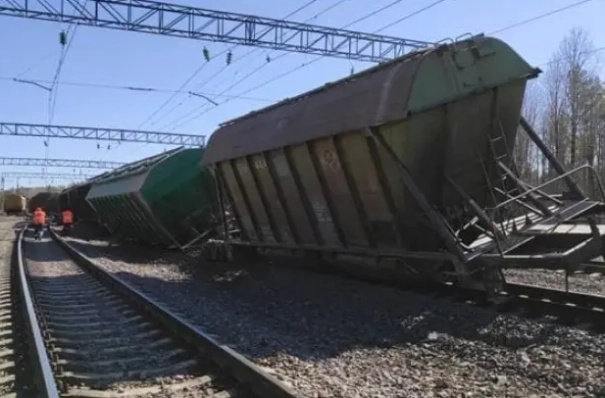 Движение поездов остановлено на участке в Курганской области из-за схода вагонов