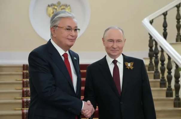 Путин передал Токаеву наградной лист на присвоение отцу президента Казахстана звания героя Советского Союза