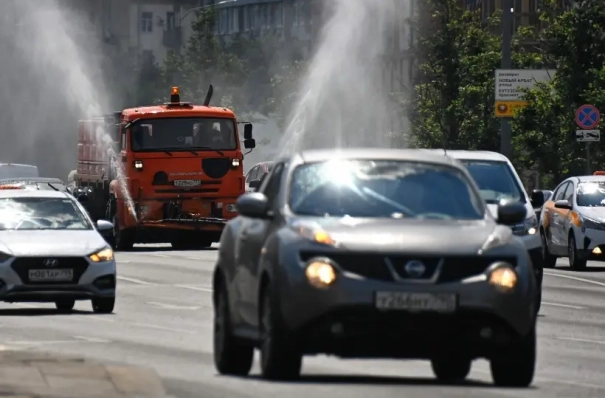 Поливальную технику задействовали в Петербурге в борьбе с жарой
