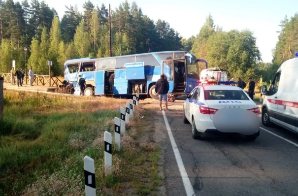 Один человек погиб, 16 пострадали в ДТП с автобусом и поездом в Ленобласти