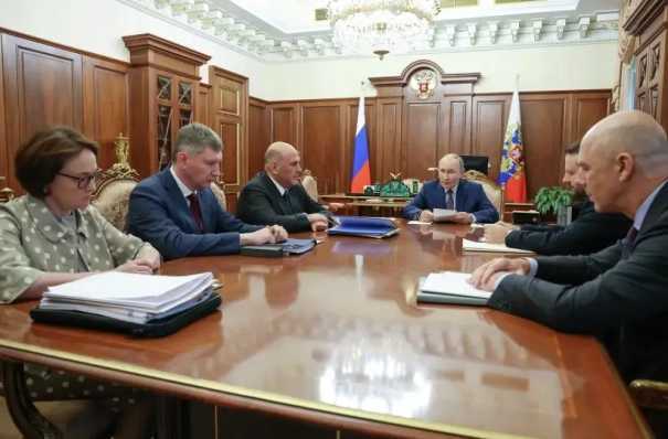 Эксперты говорят о рисках переохлаждения экономики РФ, но ЦБ контролирует ситуацию - Путин