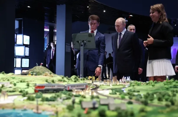 Путин начал рабочую программу во Владивостоке с посещения филиала Национального центра "Россия"