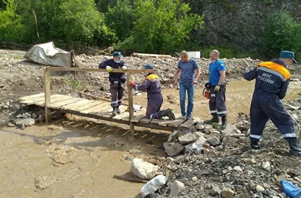 Два временных пешеходных моста построили в пострадавших от паводка Нижних Сергах