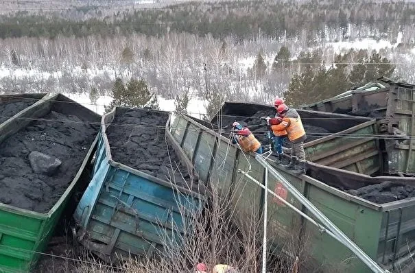 СК возбудил дело по факту схода 17 вагонов с углем в Челябинской области