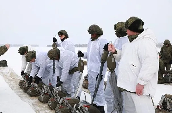 Иностранные курсанты военного вуза в Сибири впервые прыгали с российским парашютом