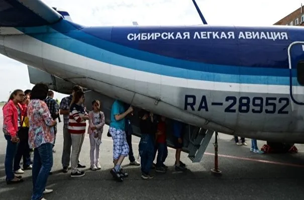 Пассажиров аварийно севшего в Томской области Ан-28 доставят в областной центр вертолетом