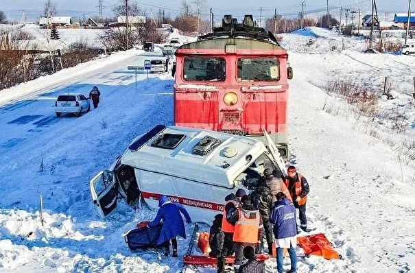 Машина "скорой" врезалась в локомотив в Комсомольске-на-Амуре: один человек погиб, еще двое получили травмы