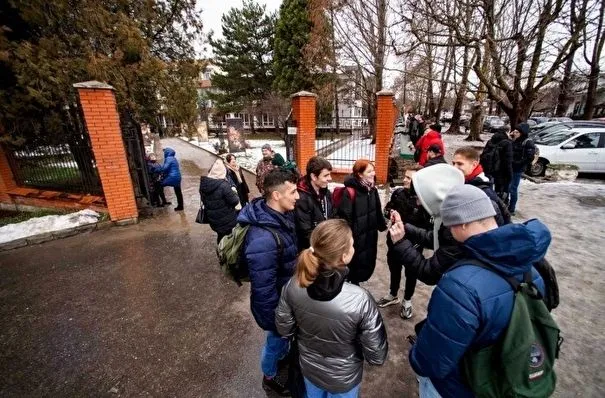 Более 1,5 тыс. человек эвакуировали из школ и детсадов на Чукотке из-за сообщения о минировании