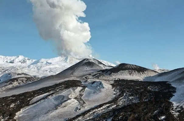 Карымский вулкан на Камчатке выбросил два столба пепла на высоту до 8 км