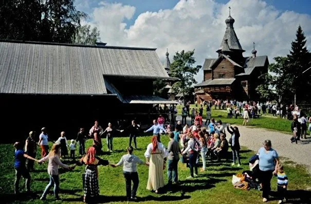 Главная улица Новгородского музея народного деревянного зодчества открылась после реставрации