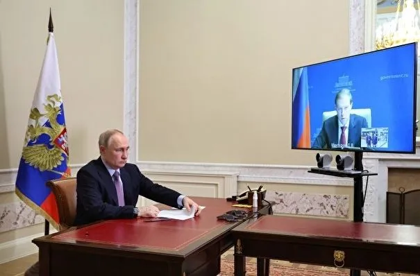 Путин потребовал от Мантурова в течение месяца обеспечить заключение контрактов с производителями авиатехники