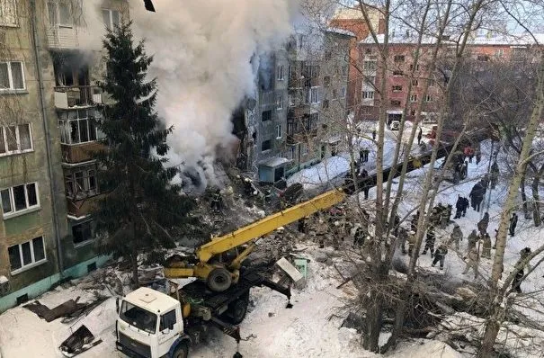 Жильцам двух уцелевших подъездов дома в Новосибирске разрешили вернуться в квартиры за документами и лекарствами