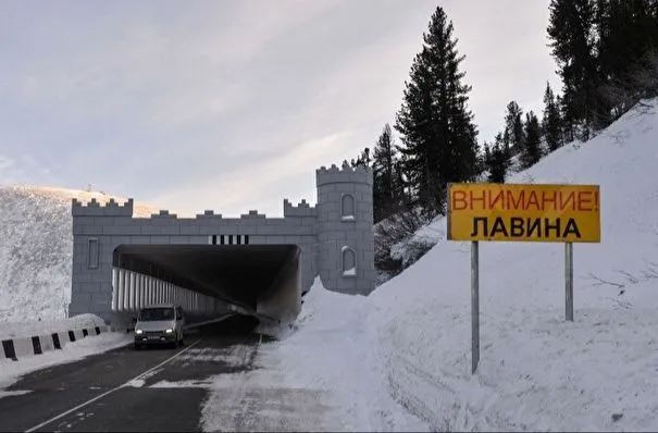 Снежная лавина объемом более 500 куб. м сошла на трассе в Красноярском крае, пострадавших нет